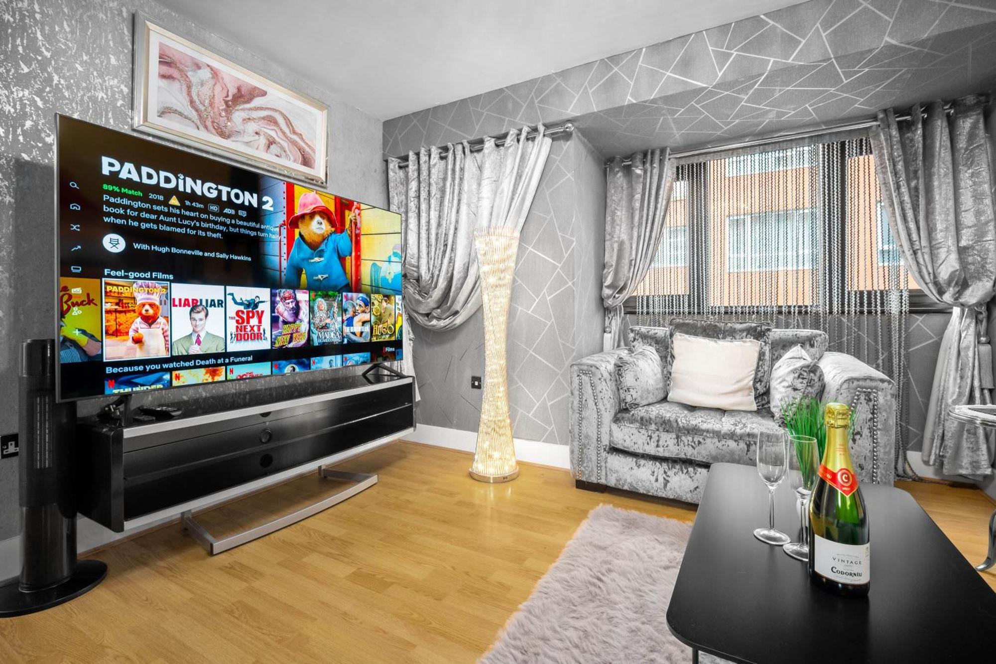 Luxury 1 Bed Flat With Parking 11K - Top Rated - Netflix - Wifi - 70 Inch Smart Tv - Birmingham City Centre - Tv In Bedroom - Top Rated Extérieur photo
