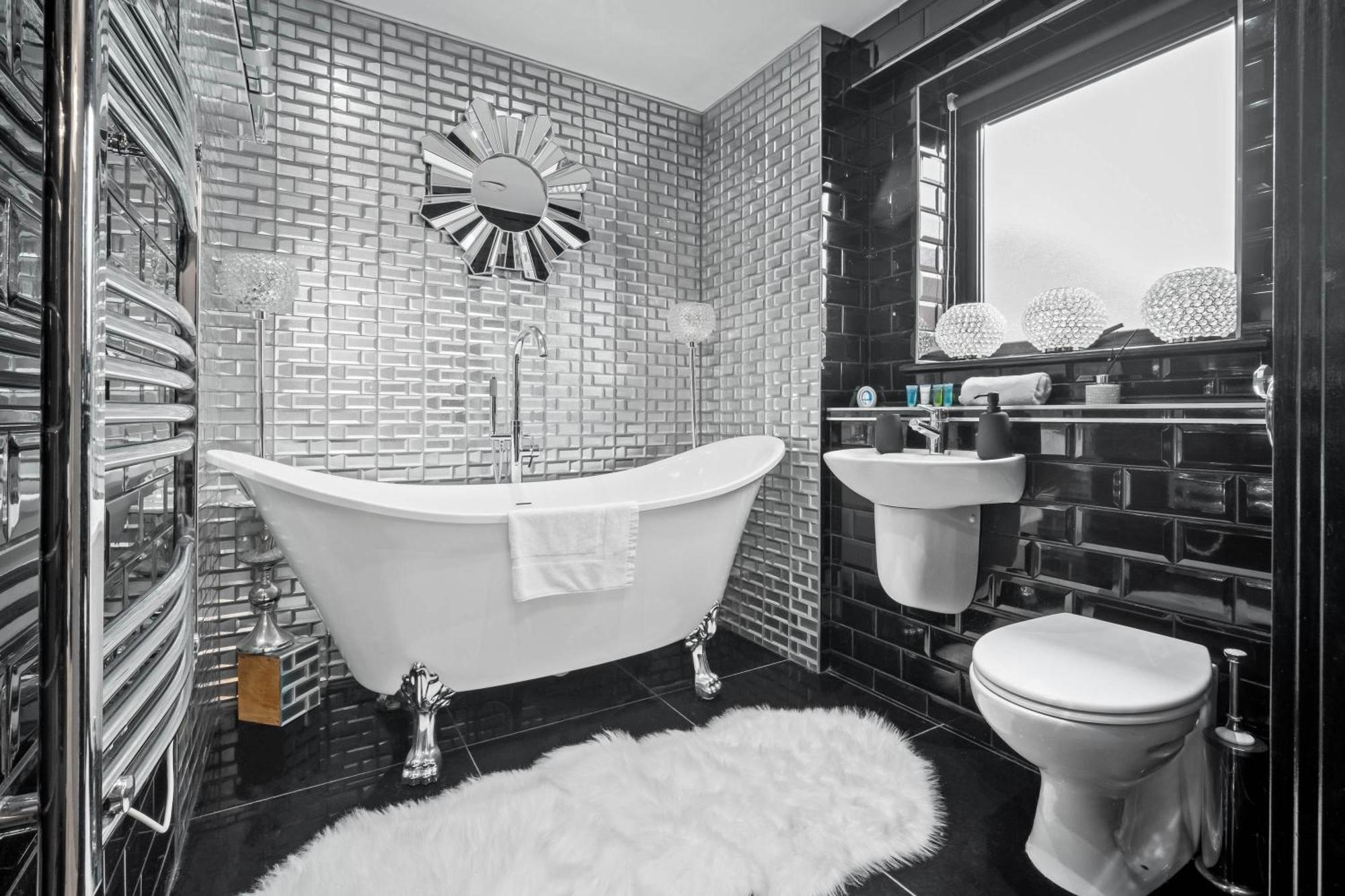 Luxury 1 Bed Flat With Parking 11K - Top Rated - Netflix - Wifi - 70 Inch Smart Tv - Birmingham City Centre - Tv In Bedroom - Top Rated Extérieur photo