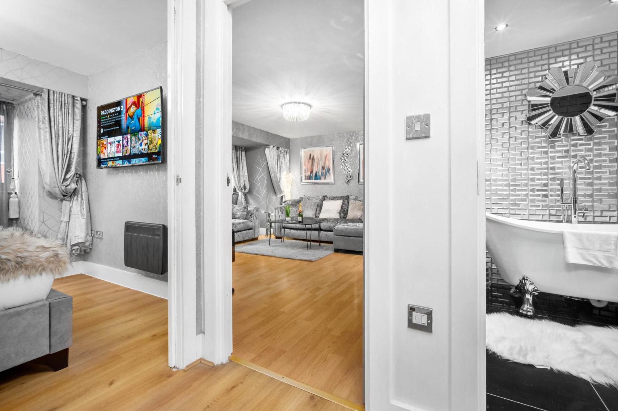 Luxury 1 Bed Flat With Parking 11K - Top Rated - Netflix - Wifi - 70 Inch Smart Tv - Birmingham City Centre - Tv In Bedroom - Top Rated Extérieur photo